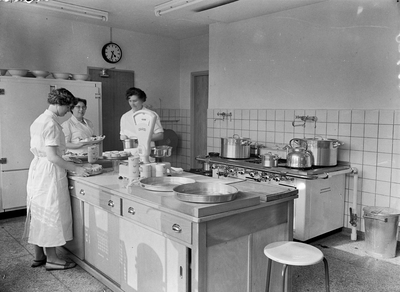 166880 Interieur van het nieuwe pension voor spoorwegpersoneel De Oase te Rotterdam Zuid: keuken.